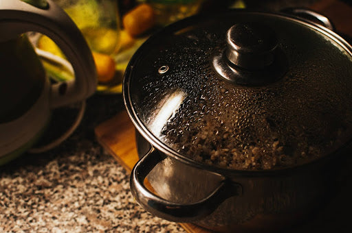 Close-up of a slow cooker with a glass lid